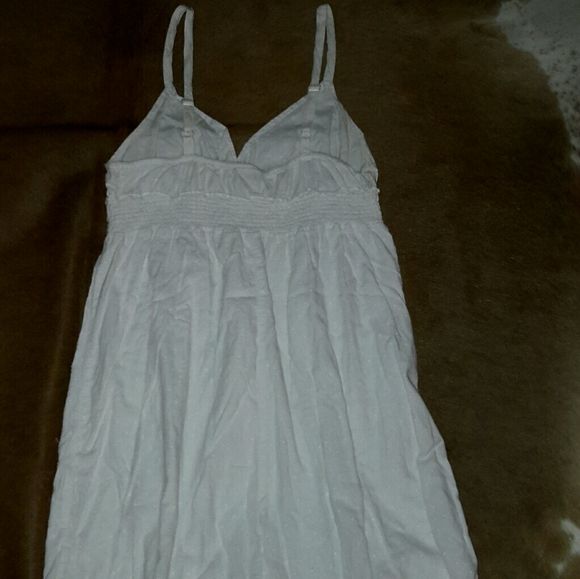 A white dress with For Colored beaded necklace - Picture 2 of 7